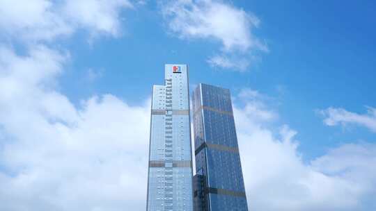 写字楼延时玻璃办公楼城市建筑风光蓝天白云