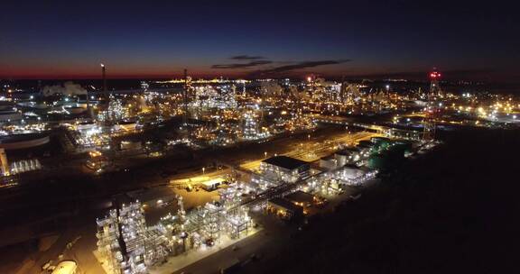 夜间大型工业炼油厂