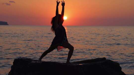 夕阳背影、唯美夕阳、情绪女孩、海边剪影