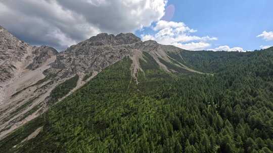 FPV穿越机无人机航拍森林高山峡谷蓝天白云