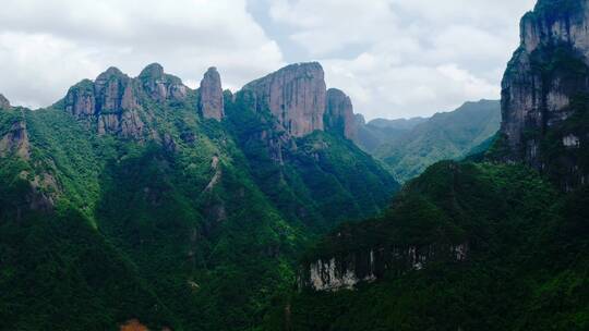 陡峭高耸的山峰