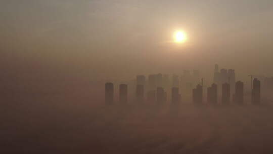 太阳升起的阴霾中的新城视频素材模板下载