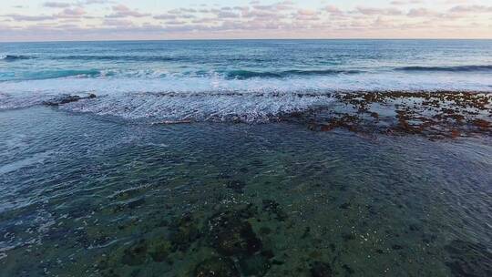 航拍大海浪花白浪涟漪