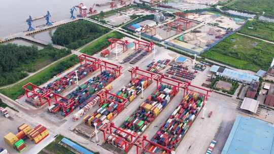 集装箱码头物流港口轮船集装箱国际贸易运输