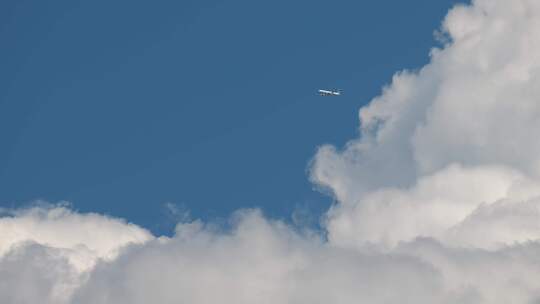 白云天空飞机划过天空视频素材模板下载