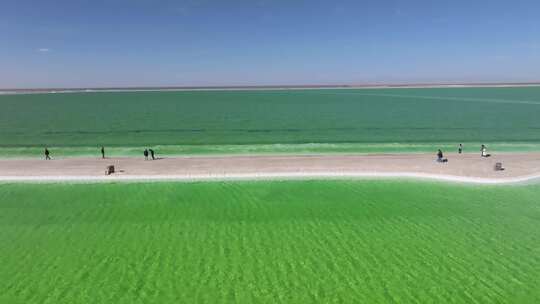 航拍青海察尔汗盐湖翡翠绿色湖水青甘大环线