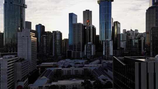 航拍澳大利亚墨尔本摩天大楼日落黄昏天际线
