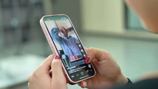 女子休闲居家刷剧购物