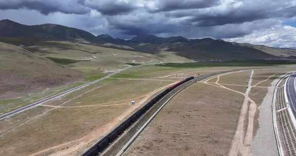 青藏高原铁路火车航拍画面
