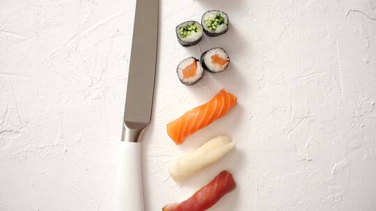 石板上刀和日本寿司卷