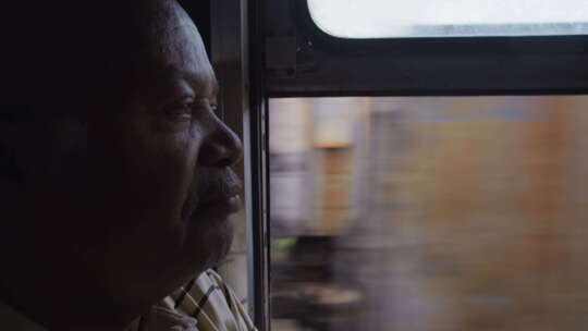 非洲坦桑尼亚火车上欣赏风景的乘客
