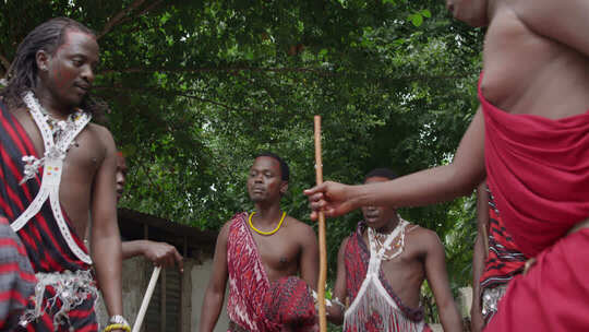 非洲马赛人穿传统服装跳舞唱歌
