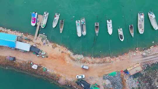 航拍海洋港湾渔船成排城市渔业码头船舶休渔