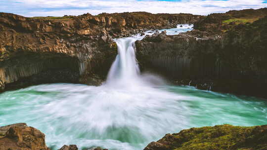 冰岛北部Aldeyjarfoss瀑布的延时镜头视频素材模板下载