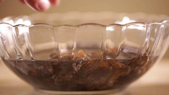 玻璃碗清洗泡发黑木耳 (6)