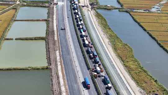 节假日高速公路堵车