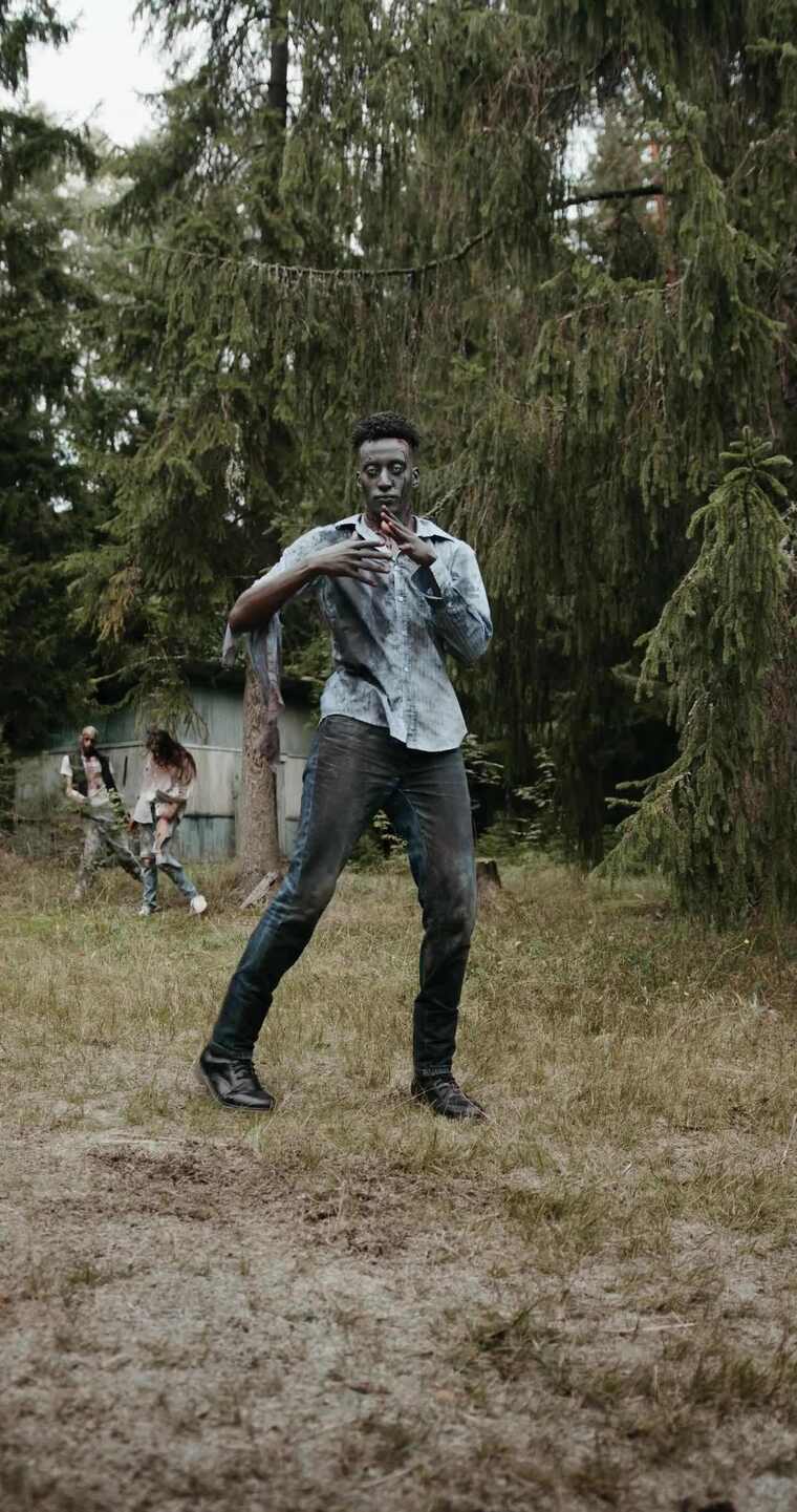 令人毛骨悚然的僵尸在户外跳舞