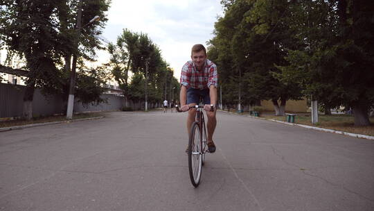 公园路骑自行车的男人视频素材模板下载