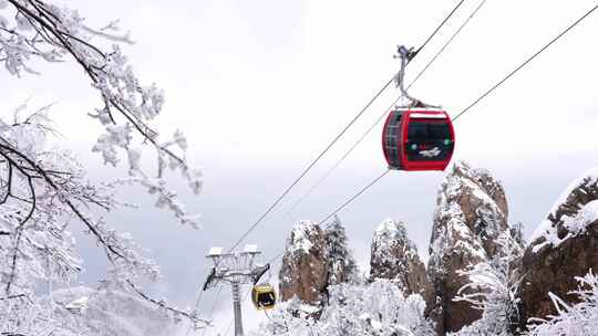 河南老君山雪后旅游索道缆车旅行