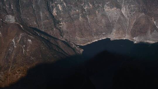 云南山川视频金沙江边大山上沿江道路远景