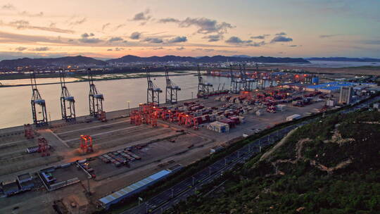 港口夕阳码头集装箱物流城市商业繁忙的港口