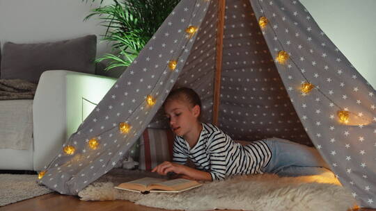 女孩在帐篷里读书