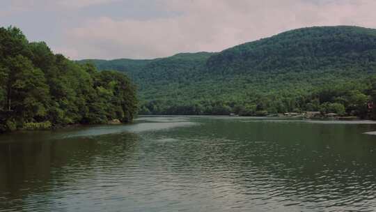 平静河水的无人机镜头