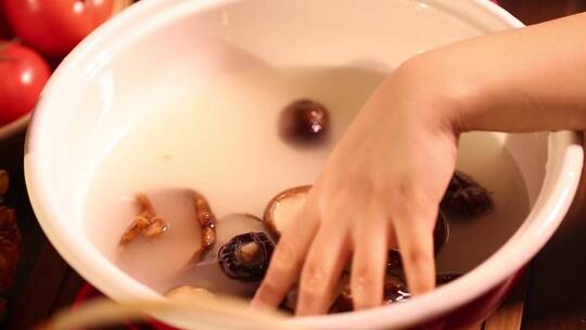 【镜头合集】清水浸泡清洗香菇