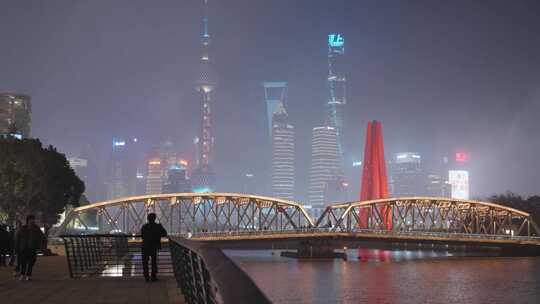 上海外白渡桥夜景车流人流