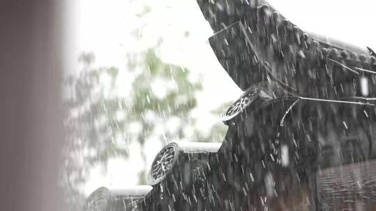 唯美丽江纳西族建筑园林下雨天屋檐空镜雨滴