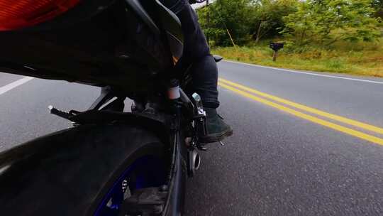 摩托车后车轮的视角视频素材模板下载