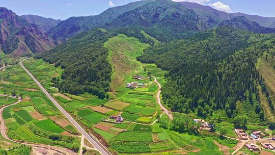 中国西部甘肃省武威市山谷草原上的村落航拍