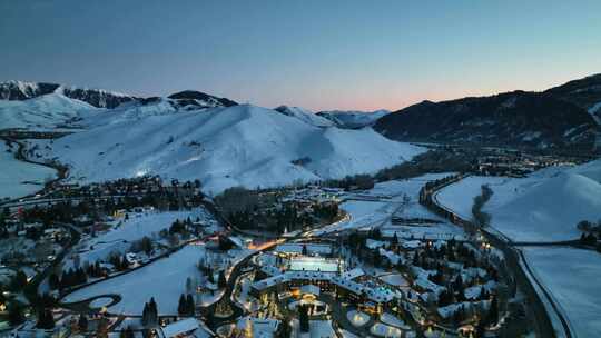 爱达荷州中部太阳谷大滑雪胜地的风景夜景。空中广角拍摄