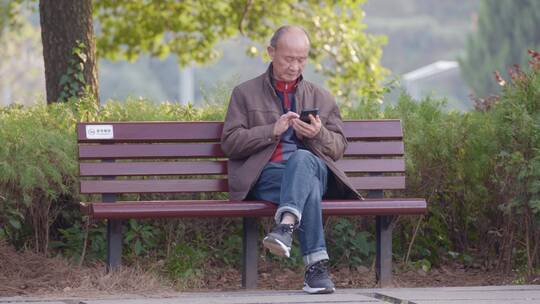 老年人在使用智能手机