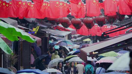 重庆磁器口古镇雨景游客