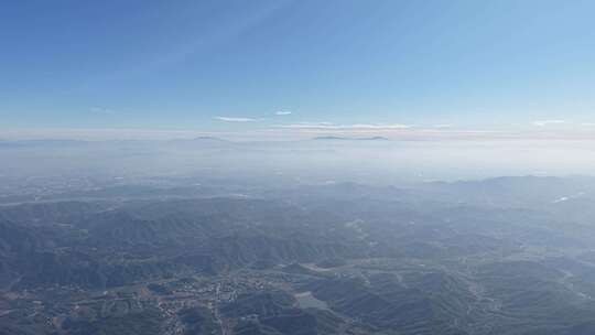 高空俯瞰连绵起伏的山脉和村庄