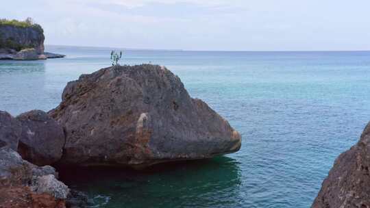 海岸边的岩石