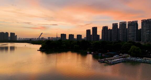 5K航拍夕阳下的月湖公园