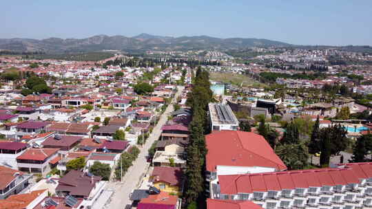 白天土耳其库萨达西达武特拉镇的鸟瞰图——无人机拍摄