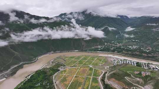 山南峡谷稻田航拍