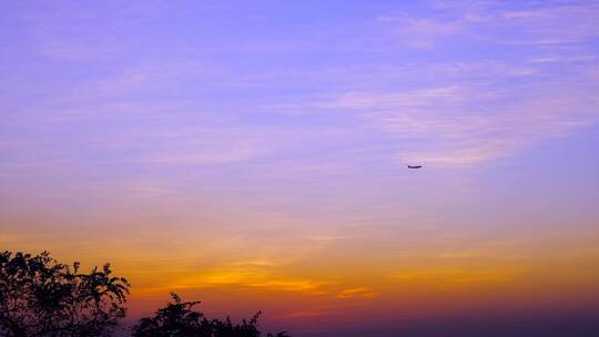 白云山黄昏夕阳飞机飞过天空