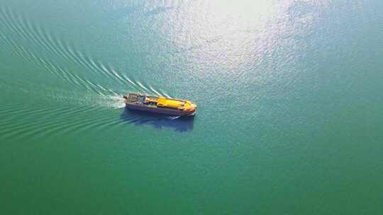 航拍行驶在长江三峡巫峡游轮