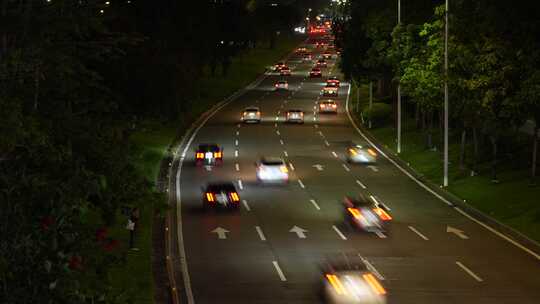 夜晚城市道路车来车往实拍