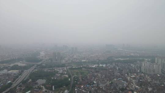 雨雾中的城市