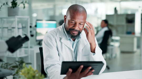 科学家、平板电脑和黑人在实验室进行医学在