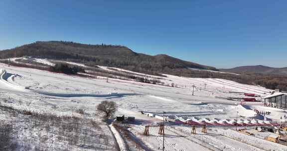 滑雪场俯瞰视角缆车与滑雪者全景