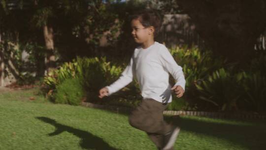 男孩在草坪上奔跑