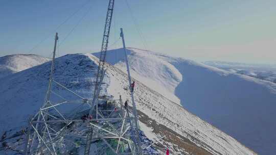 西藏5200雪山顶特高压立塔建设06视频素材模板下载
