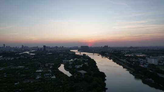 夕阳余晖中的河流航拍