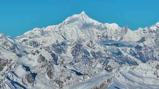 航拍雪山日照金山